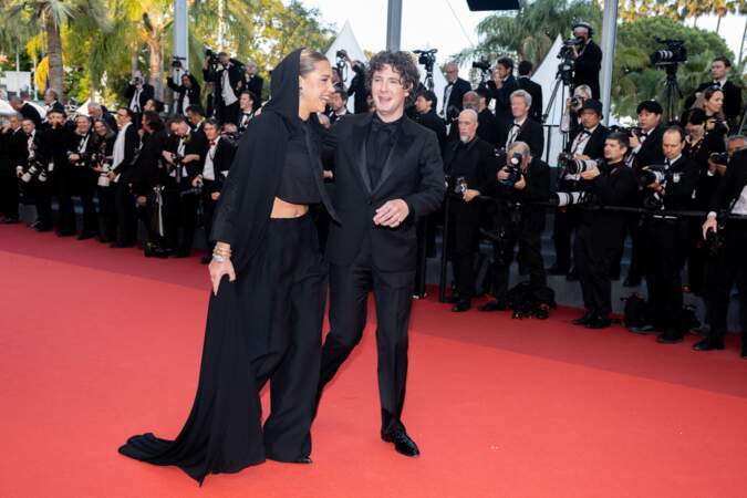 Adèle Exarchopoulos et Vincent Lacoste lors de la montée de marches pour la cérémonie de clôture du 76e Festival de Cannes le 27 mai 2023