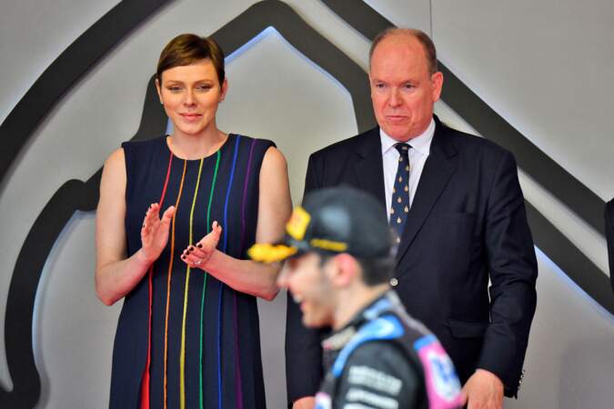 Charlene de Monaco en robe bleue marine aux rayures multicolores pour sa venue au Grand Prix de Formule 1 à Monaco en 2023