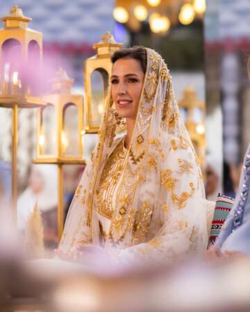 Rajwa Al Saif se recouvre la tête grâce à un long voile au dîner de pré-mariage, le 22 mai 2023