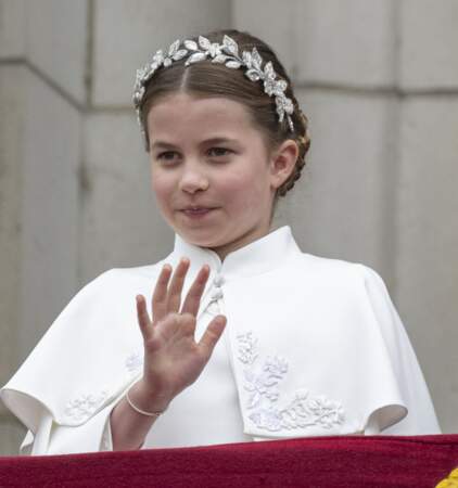 La princesse Charlotte porte un chignon tressé lors de la cérémonie de couronnement du roi d'Angleterre à l'abbaye de Westminster de Londres le 6 mai 2023