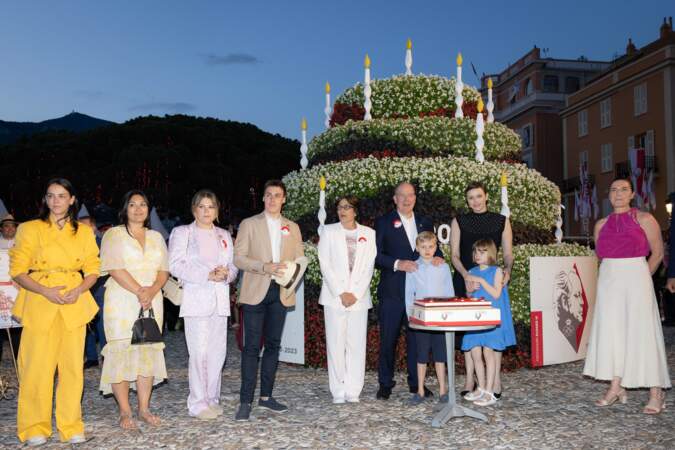 La famille princière de Monaco partage le gâteau d'anniversaire dans le cadre des commémorations du centenaire du prince Rainier III, le 31 mai 2023
