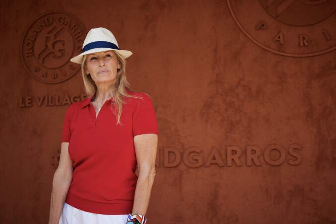 Estelle Lefébure resplendissante au village lors des Internationaux de France de tennis de Roland Garros, à Paris, le 5 juin 2023.
