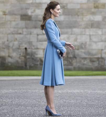 Kate Middleton et ses escarpins bleu ciel en daim