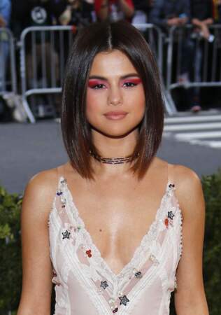 Selena Gomez adopte le carré lisse effilé