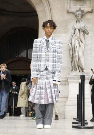 Jaden Smith, le fils de Will Smith, adopte un modèle plissé à carreaux porté sur un pantalon pour le défilé Thom Browne lors de la Fashion Week de Paris en octobre 2022