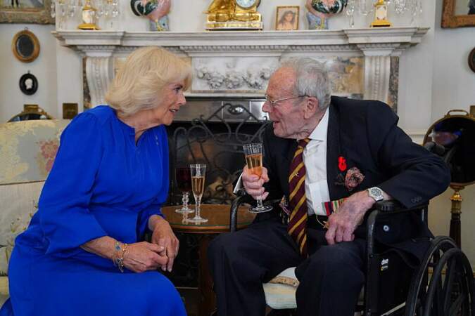 Avec une coupe à la main, Camilla Parker Bowles et le lieutenant Michael de Burgh, ont longtemps discuté lors de la réception des Royal Lancers à Clarence House à Londres.