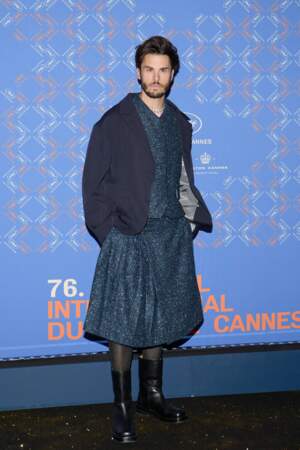 Baptiste Giabiconi ultra chic en jupe pour le dîner d'ouverture du 76ème Festival International du Film de Cannes, au Carlton le 16 mai 2023 