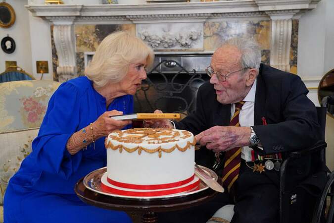 Camilla Parker Bowles a dégusté une part de gâteau en compagnie du lieutenant Michael de Burgh, vétéran de la Seconde Guerre mondiale, à Clarence House à Londres, ce jeudi 8 juin 2023.