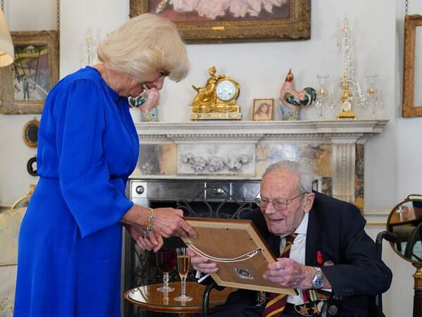 Camilla Parker Bowles a offert un présent au lieutenant Michael de Burgh, vétéran de la Seconde Guerre mondiale.