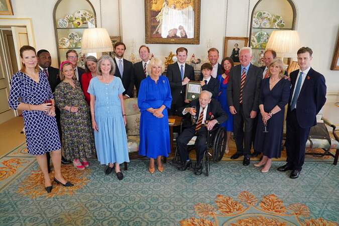 Camilla Parker Bowles, reine d'Angleterre, a posé entourée de membres de Royal Lancers à Clarence House à Londres, ce jeudi 8 juin.