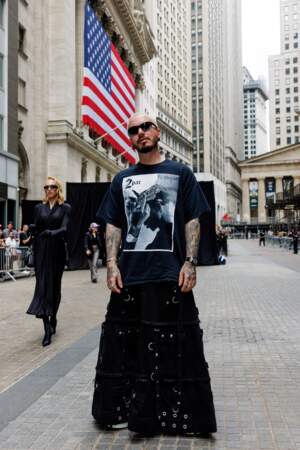 J Balvin arrive au défilé Balenciaga à la Bourse de New York en mai 2022 dans une jupe noire XXL assortie d'un t-shirt à l'éffigie de 2Pac
