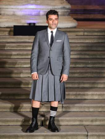 L'acteur et chanteur Oscar Isaac donne une leçon d'élégance en jupe plissée et veste de costume lors de la projection de la saison 1 de la série "Moon Knight" au British Museum à Londres, en mars 2022. 