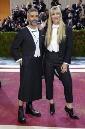 Oscar Isaac de nouveau en jupe avec sa femme Elvira Lind, en pantalon, à la soirée du MET Gala 2022 à New York