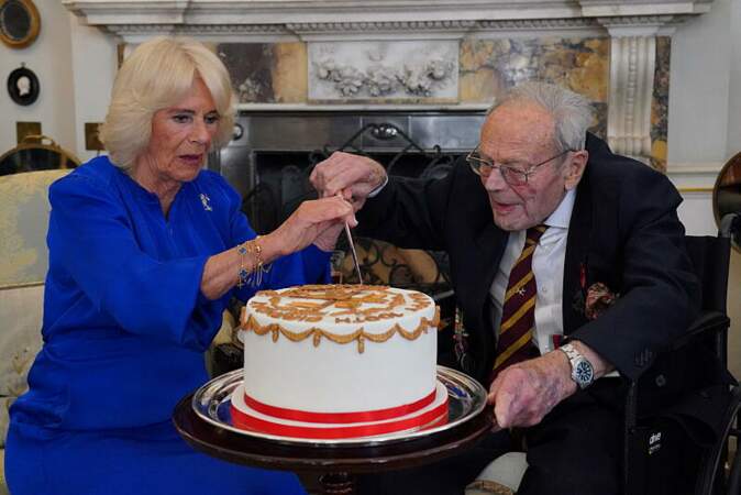 La reine Camilla Parker Bowles a coupé le gâteau lors d'une réception organisée en tant que nouveau colonel en chef des Royal Lancers à Clarence House à Londres, ce jeudi 8 juin.