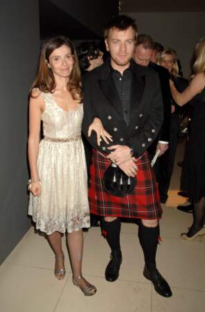 Ewan Mcgregor porte fièrement un kilt au côté de son ex-femme Eve Mavrakis en janvier 2006, lors d'un dîner organisé à Londres