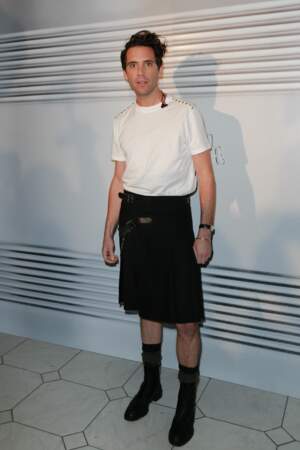 Mika porte une jupe pour le dernier défilé Jean-Paul Gaultier en janvier 2020, à Paris. 