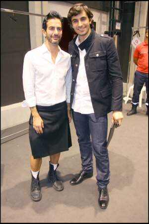 Marc Jacobs est l'un des pionniers de la mode a avoir porté des jupes, comme ici avec Jason Rogers au défilé Louis Vuitton en 2010. 