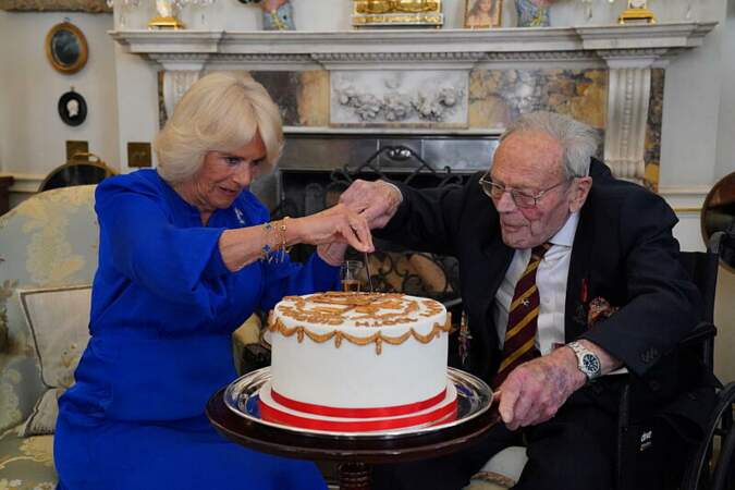 Camilla Parker Bowles a coupé le gâteau lors d'une réception qui s'est tenue à Clarence House à Londres, ce jeudi 8 juin.