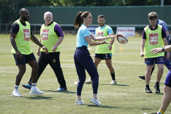 Kate Middleton participe à des exercices de rugby lors d'une visite au Maidenhead Rugby Club, le 7 juin 2023