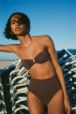 Bikini marron haut bandeau et bas taille haute avec pièce métallique, l'ensemble 39,90€.
