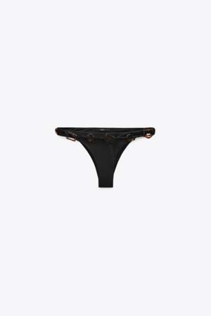 Bas de bikini noir avec pièces géométriques effet écaille, 19,95€.