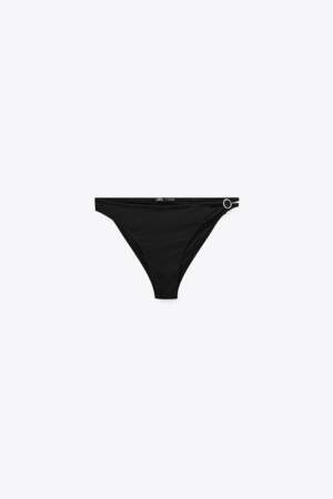 Bas de bikini noir avec application métallique sur le côté, 19,95€.