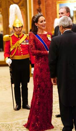 Kate Middleton et sa robe dentelée bordeaux Jenny Packham, le 6 décembre 2022