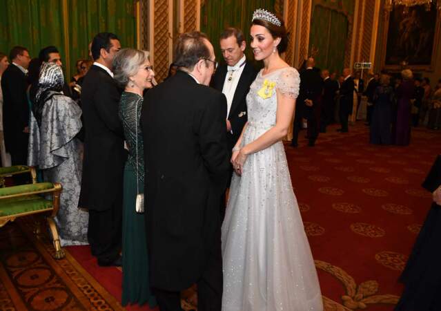 Kate Middleton en longue robe immaculée Jenny Packham lors d'une réception pour les membres du corps diplomatique au palais de Buckingham à Londres, le 4 décembre 2018