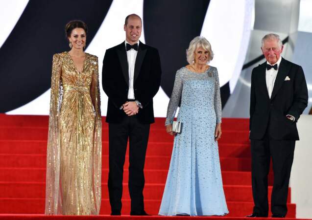 Kate Middleton et sa robe à strass dorée Jenny Packham à l'avant-première du film ""James Bond - Mourir peut attendre" à Londres, le 28 septembre 2021
