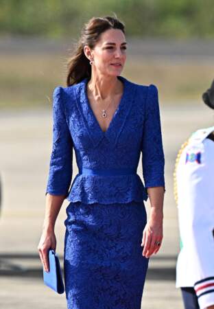 Kate Middleton et son tailleur bleu électrique Jenny Packham à son arrivée à Belize, le 19 mars 2022