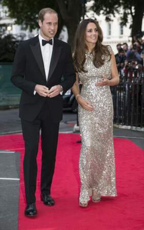 Kate Middleton et sa robe à sequins de sa marque préférée signée Jenny Packham au gala de la fondation "Tusk" a Londres, le 12 septembre 2013