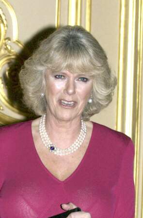 Camilla Parker Bowles choisit une paire de boucles d'oreilles en perles nacrées pour annoncer son mariage avec le prince Charles, le 10 février 2005.