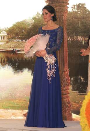 Kate Middleton et sa robe dentelée bleu nuit Jenny Packham lors d'un dîner de gala de bienfaisance Bollywood au Taj Mahal Palace de Bombay, le 10 avril 2016