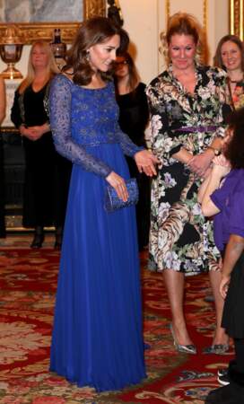 Kate Middleton recycle sa robe dentelée Jenny Packham au dîner de gala à l'occasion du 25e anniversaire de l'association caritative "Place2Be" à Buckingham Palace à Londres, le 9 mars 2020