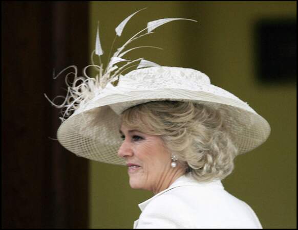 Le jour de son mariage, Camilla Parker Bowles renoue avec ces boucles d'oreilles en perles, le 9 avril 2005