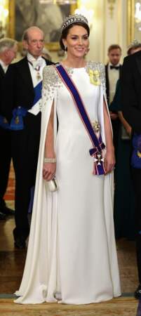 Kate Middlton et sa robe fluide et immaculée de blanc Jenny Packham à Londres, le 22 novembre 2022