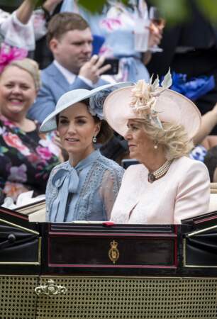 Comme Kate Middleton, Camilla Parker Bowles adore les perles