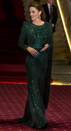 Kate Middleton et sa longue robe à paillettes Jenny Packham lors d'une réception offerte par le haut commissaire britannique à Islamabad, le 15 octobre 2019