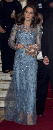 Kate Middleton renoue avec cette même robe Jenny Packham lors du spectacle "Royal Variety Performance" au théâtre Palladium de Londres, 24 novembre 2017