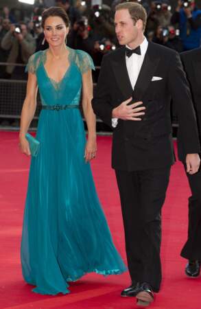 Kate Middleton et sa robe turquoise de la marque Jenny Packham à un dîner de gala à Londres, le 11 mai 2012