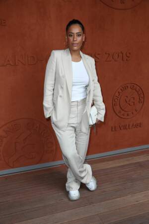 Amel Bent et son ensemble de costume en lin à Roland Garros, le 6 juin 2019