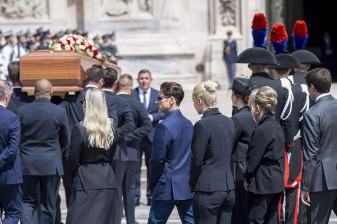 La famille de Silvio Berlusconi derrière le cercueil du défunt lors de ses obsèques, à Milan, le 14 juin 2023