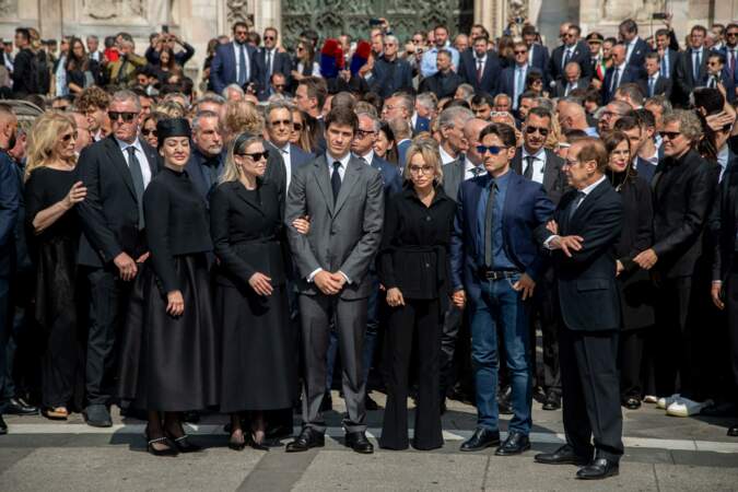 La famille de Silvio Berlusconi lors de la sortie des obsèques en la cathédrale métropolitaine de la Nativité-de-la-Sainte-Vierge-Marie ("Duomo") à Milan, le 14 juin 2023