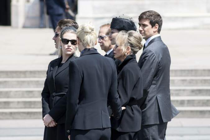 La famille de Silvio Berlusconi réunie lors de ses obsèques à Milan le 14 juin 2023. De gauche à droite : son fils Pier Silvio, sa fille Barbara, sa dernière compagne Marta Fascina, son frère Paolo, ses filles Eleonora et Marina et son fils Luigi