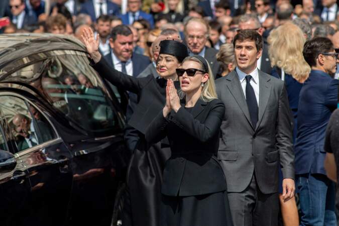 Eleonora, Barbara, Luigi Berlusconi à la sortie des obsèques de Silvio Berlusconi en la cathédrale métropolitaine de la Nativité-de-la-Sainte-Vierge-Marie, à Milan, Italie, le 14 juin 2023