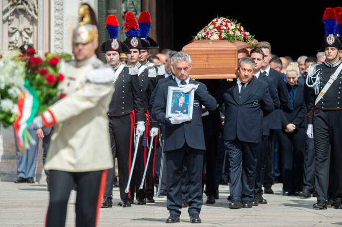 Sortie des obsèques de Silvio Berlusconi en la cathédrale métropolitaine de la Nativité-de-la-Sainte-Vierge-Marie ("Duomo") à Milan, le 14 juin 2023