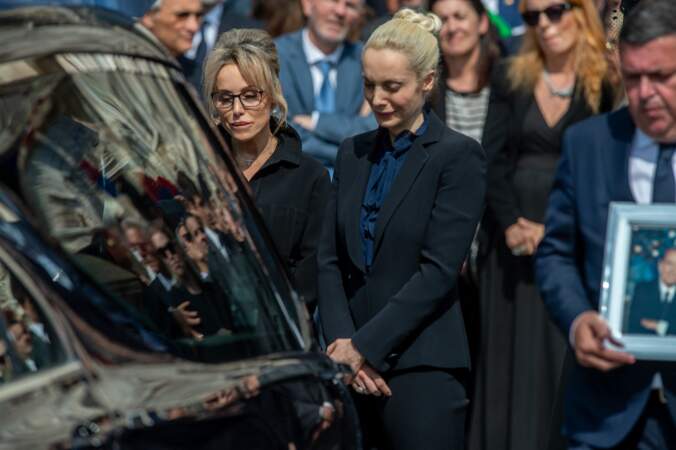 Marta Fascina et Marina Berlusconi à la sortie des obsèques de Silvio Berlusconi à Milan, Italie, le 14 juin 2023