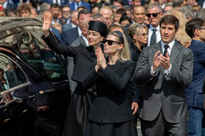 Eleonora, Barbara et Luigi Berlusconi saluent la foule à la sortie des obsèques de Silvio Berlusconi, à Milan, le 14 juin 2023