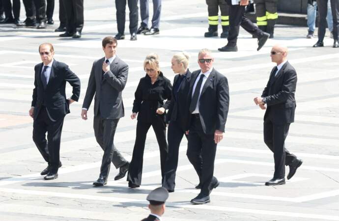 Les enfants de Silvio Berlusconi lors de ses obsèques à Milan le 14 juin : Luigi, Marina au côté de Paolo, le frère du défunt, et de Marta Fascina, sa dernière compagne