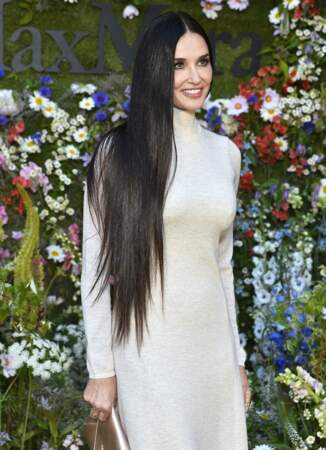 Demi Moore porte les cheveux longs à 60 ans